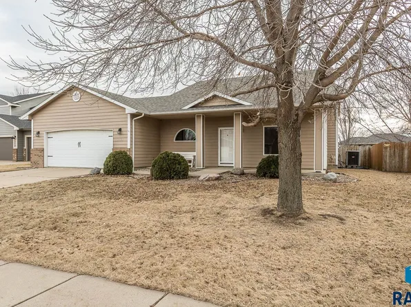 1101 Hemlock Cir, Harrisburg, SD 57032