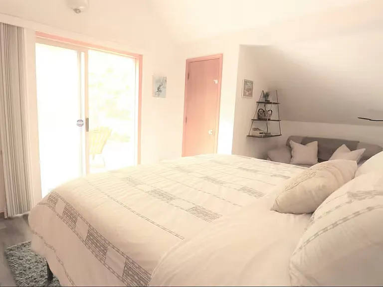 Masterbed, front patio door