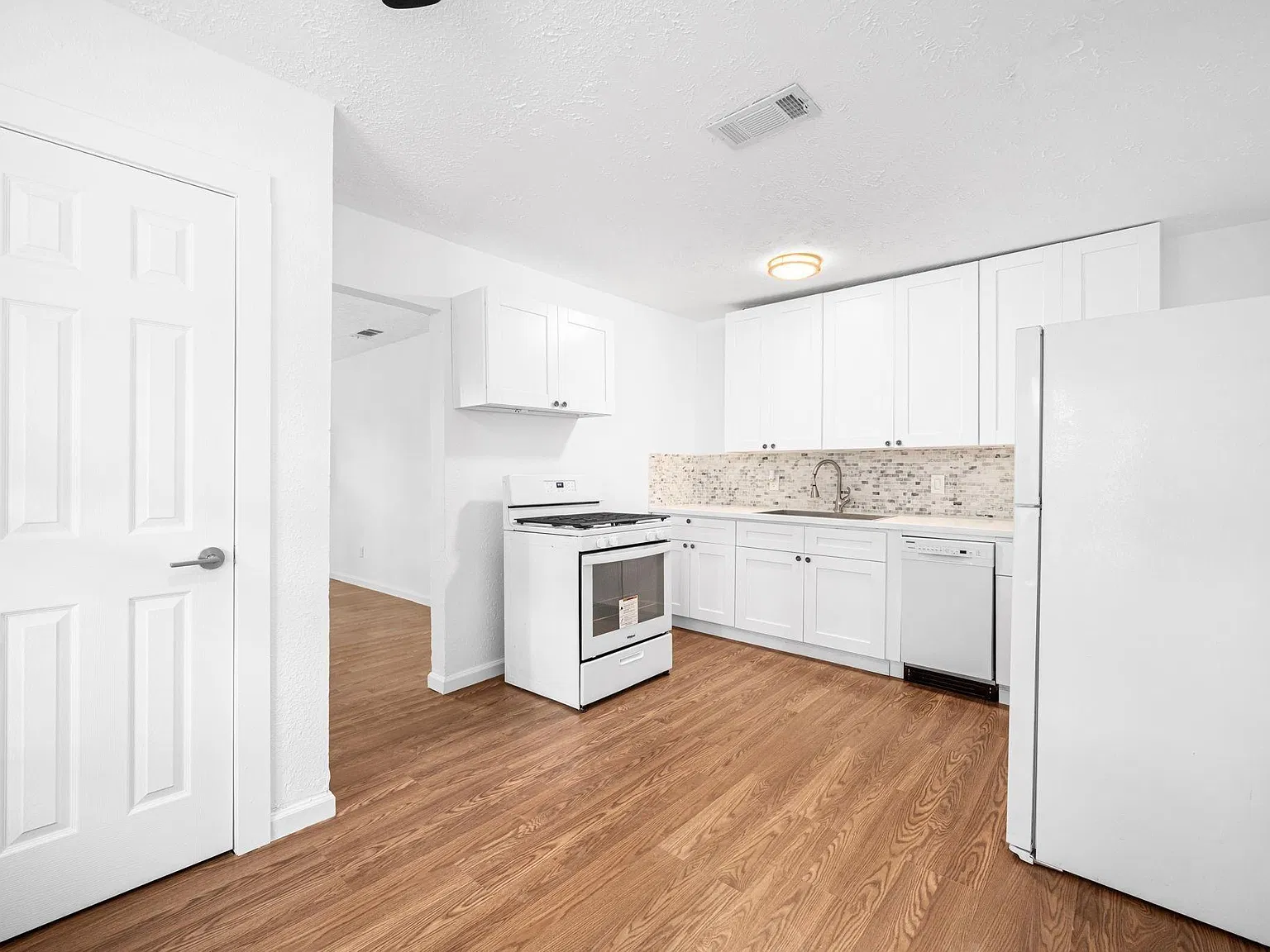 3 bed, 1.0 bath, 957 sqft, $1,600 — Photo 4