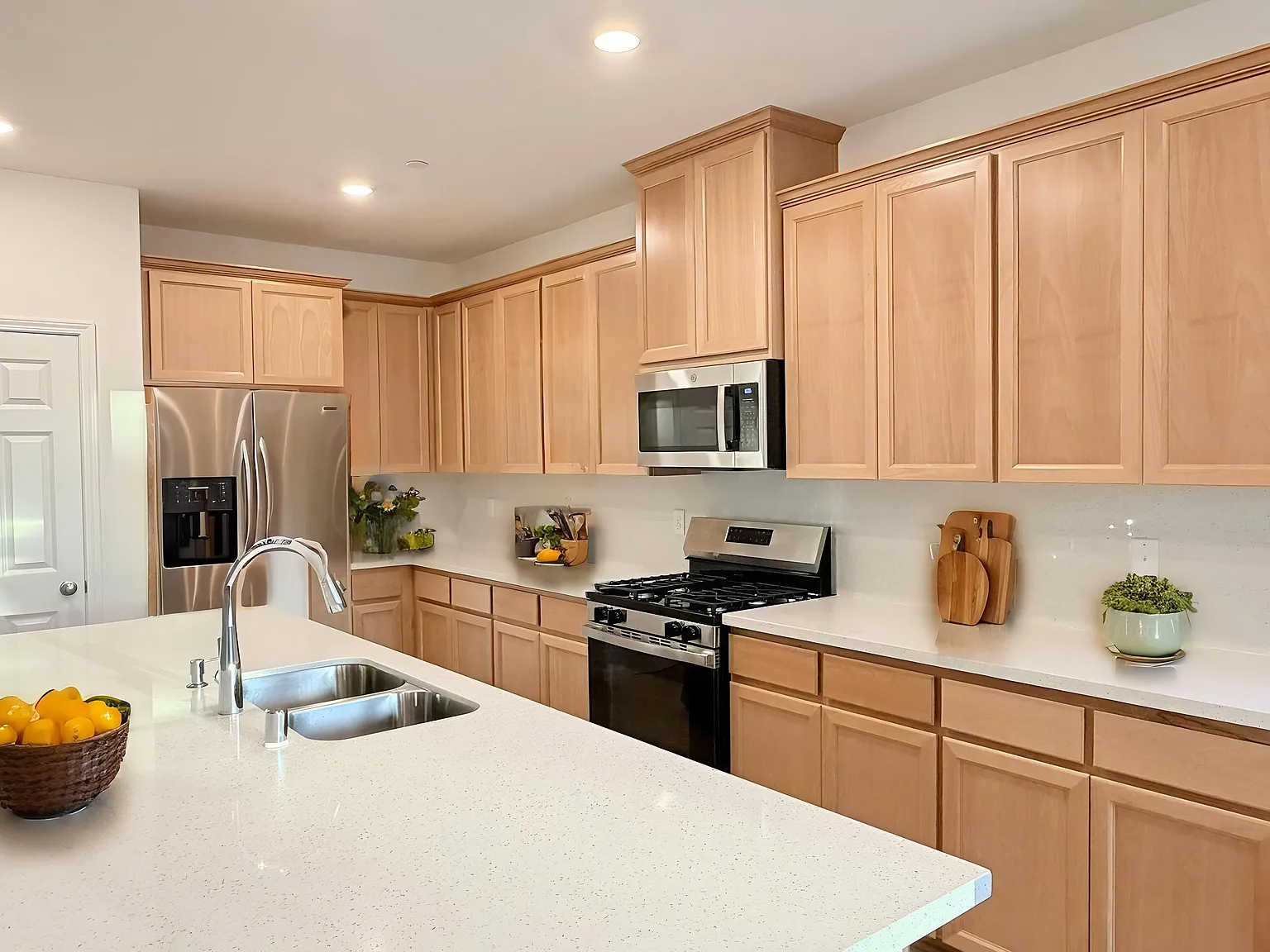 3 bed, 2.5 bath, 2156 sqft, $3,200 — Photo 3
