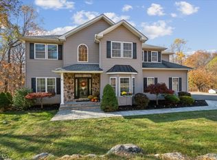 7 Stonehedge Ln, Andover, NJ 07821
