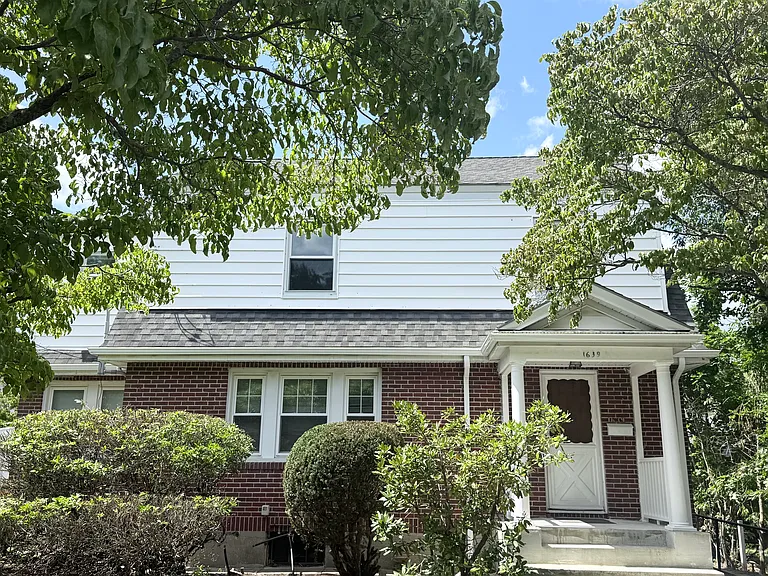 1639 Washington St — Photo 1