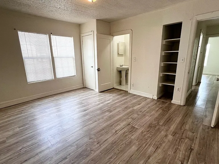 2240 NE 20th St — Photo 19