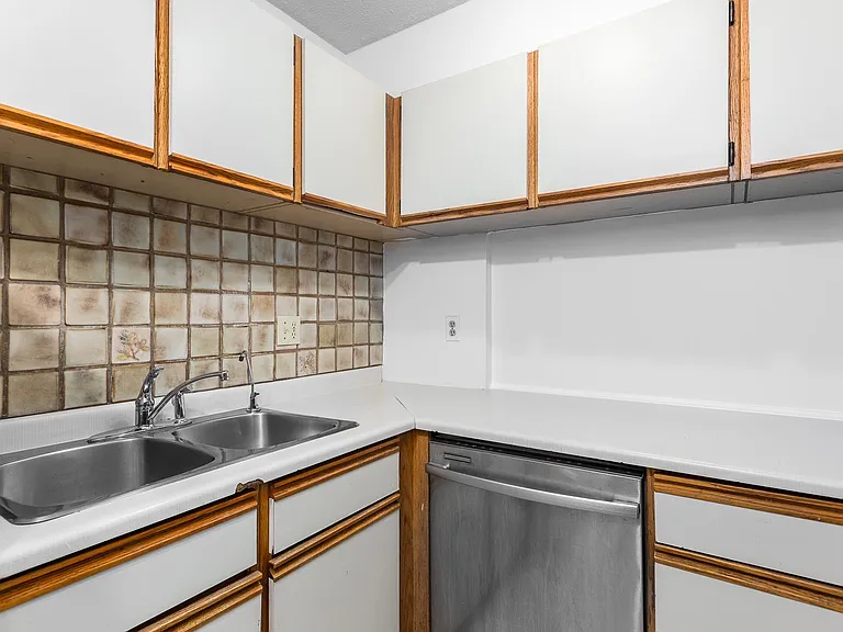 1405 Haro St #103 — Photo 7