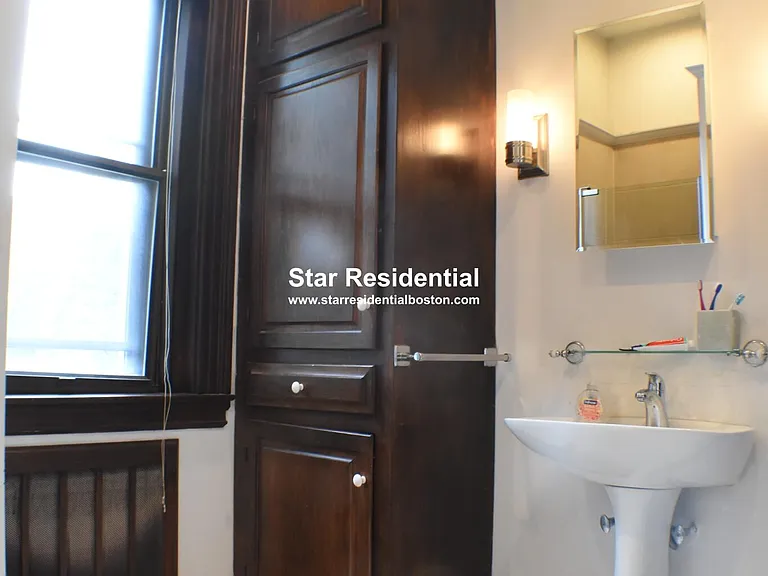 31 Fairfield St #201 — Photo 32