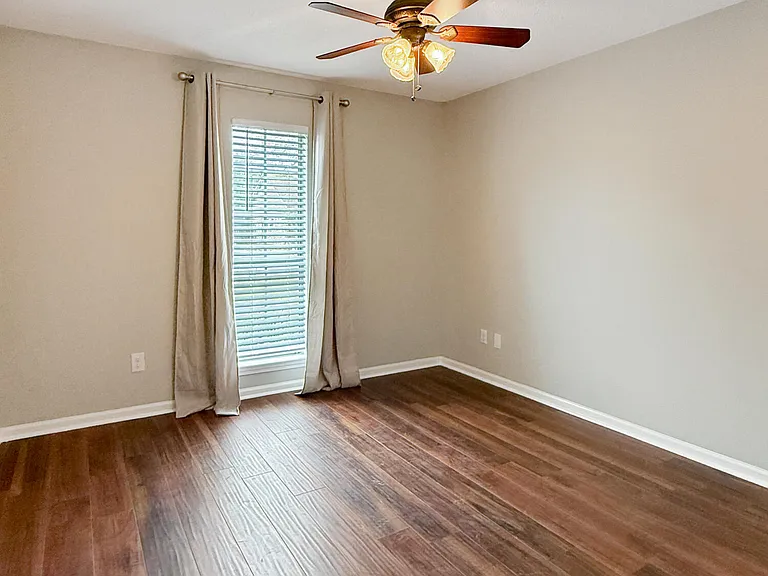 820 Rosedown Ln — Photo 6