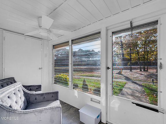 5th image of 877 E Balmoral Court #1005