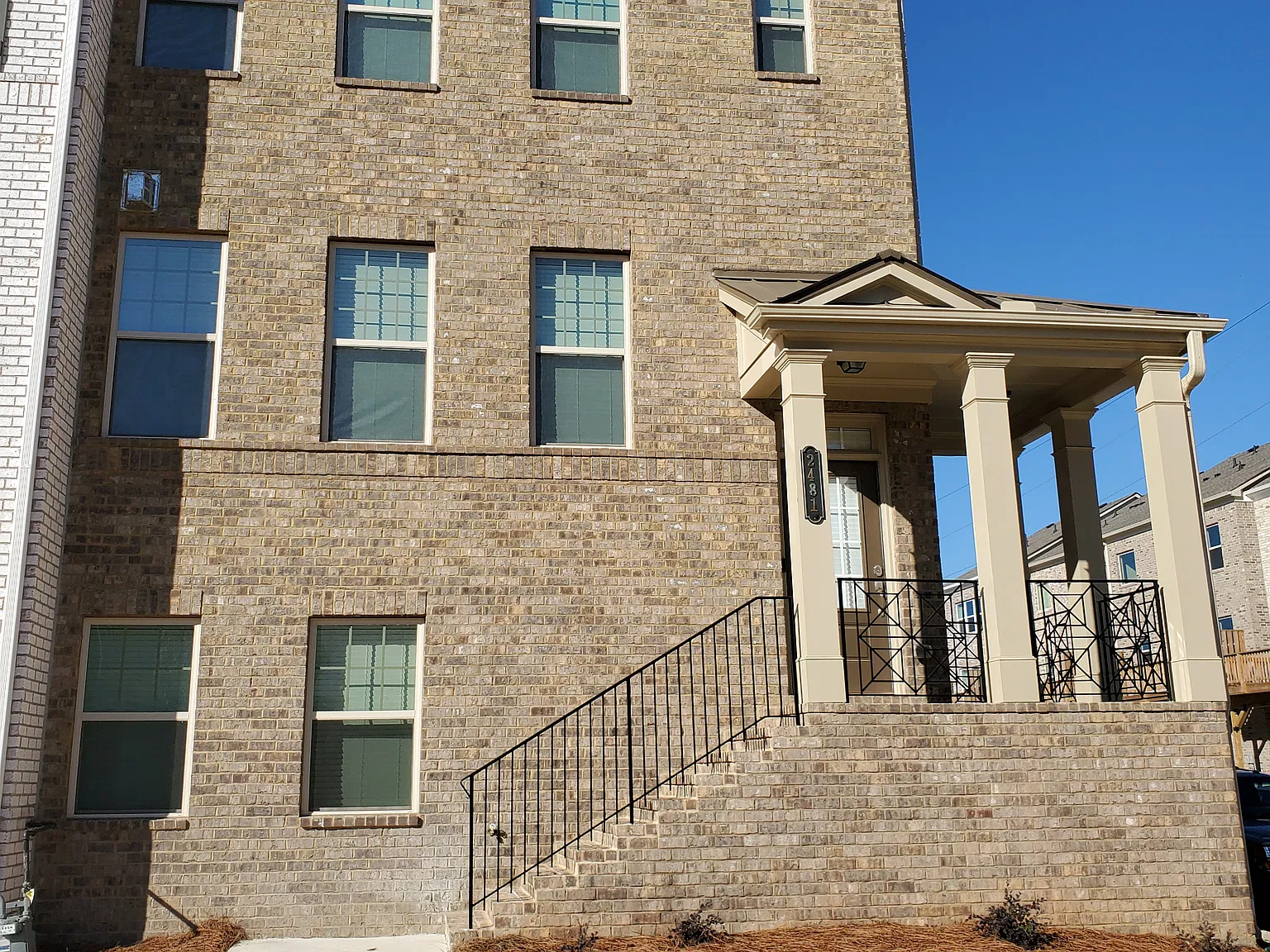 3 bed, 2160 sqft, $3,400 — Photo 2