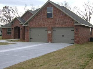 1030 Tarah Knolls Cir, Centerton, AR 72719