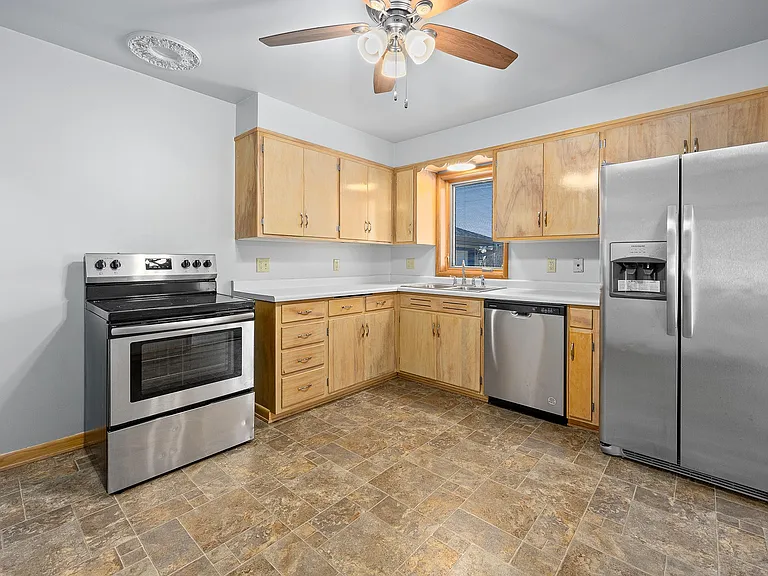 1405 E Rushmore Dr — Photo 2