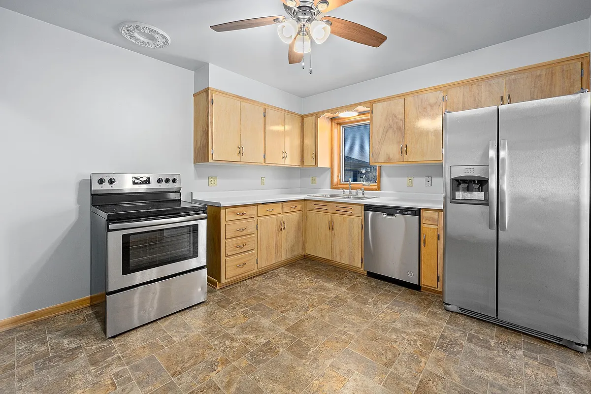 Building Photo - 1405 E Rushmore Dr