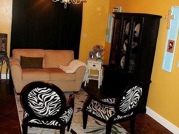Sitting area (formal dining)