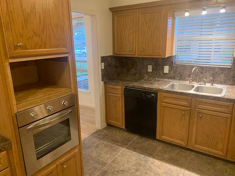 2510 Maxwell Ln — Photo 9