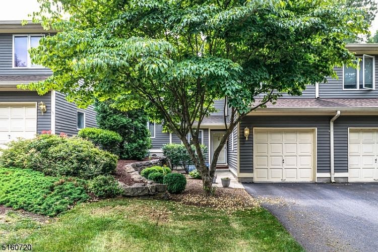 1st image of 16 Greenbriar Ln