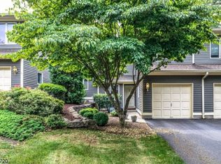 16 Greenbriar Ln, Annandale, NJ 08801