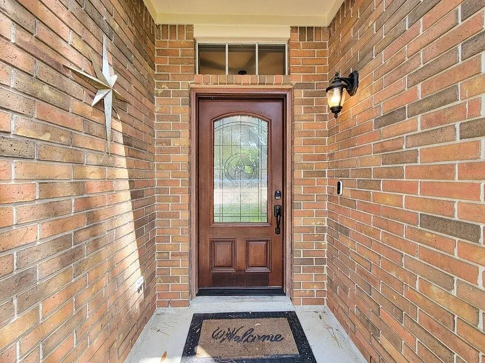 4 bed, 2.5 bath, 2049 sqft, $3,200 — Photo 3