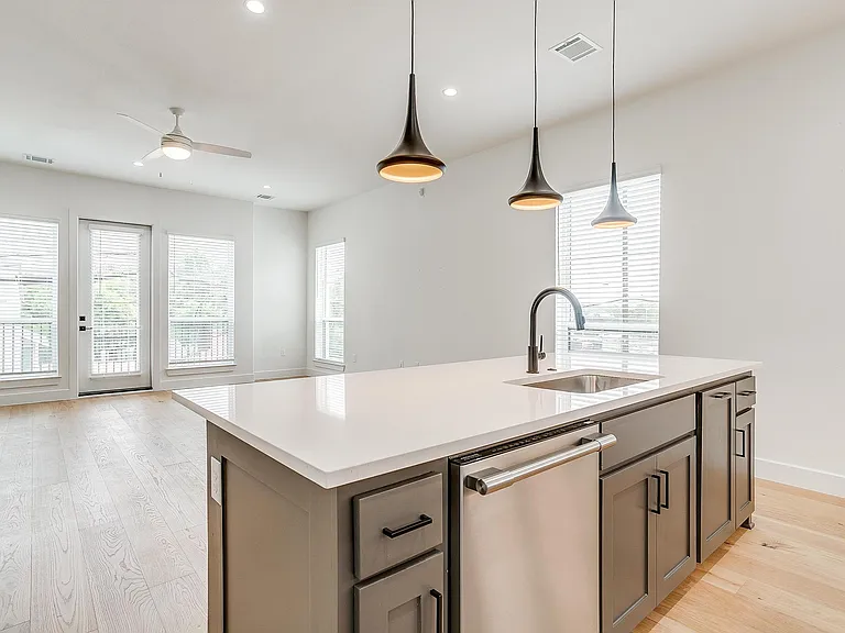131 Thornton St — Photo 4