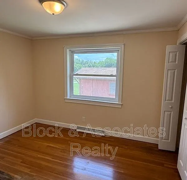 1542 N Tremont Dr — Photo 5