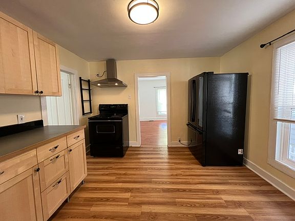 5th image of 219 W 14th St