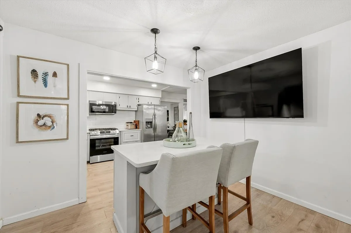 4 bed, 1947 sqft, $3,200 — Photo 4