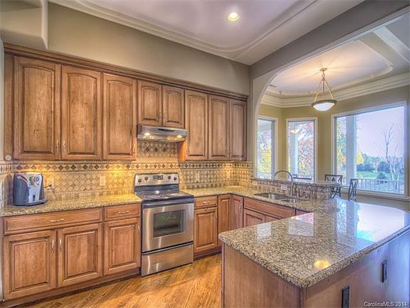 3rd image of 110 Manitoba Ln