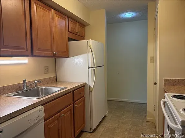 4002 Governors Sq, Williamsburg, VA