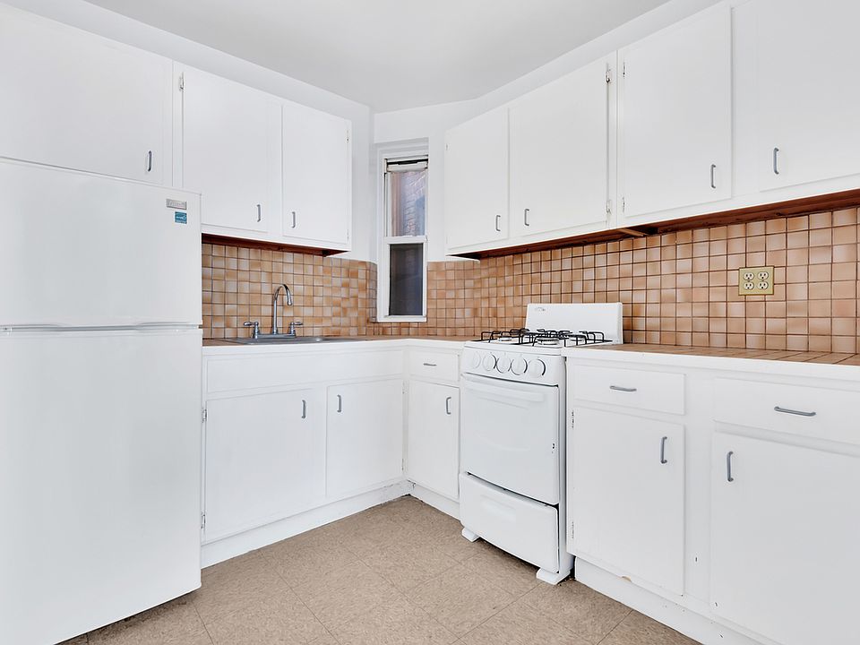 2nd image of 725 11th Ave APT 4R