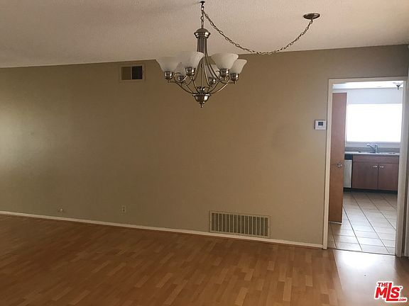4th image of 1140 W Montrose Ave
