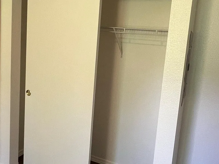 Classic unit 1 bed closet
