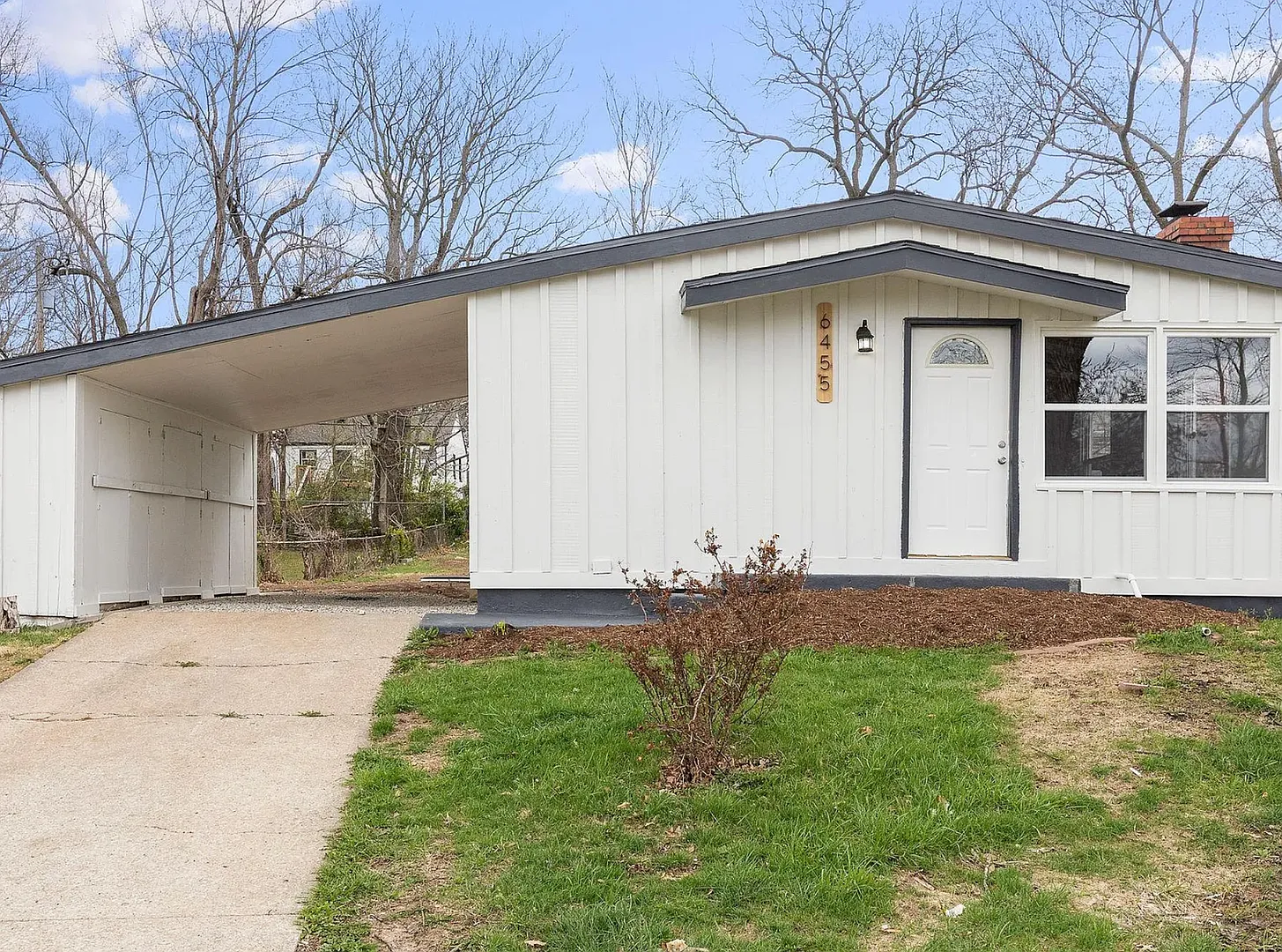 Charming 3 bedroom home with huge yard! — Photo 1