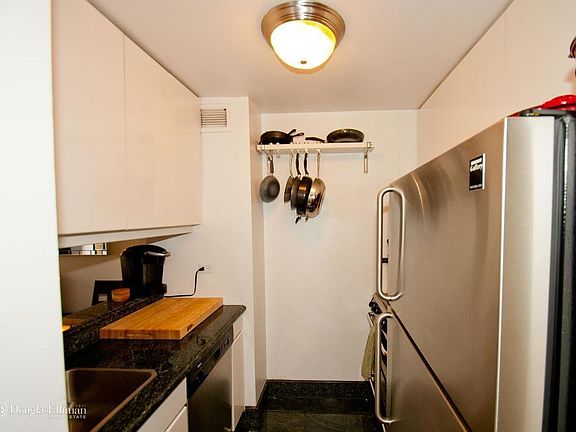 5th image of 295 Greenwich St #4FN