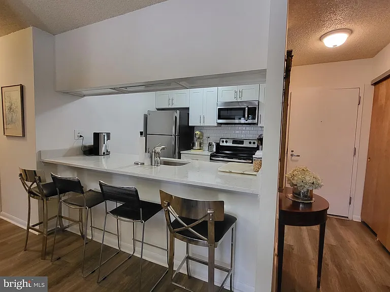 241 S 6th St #1202B — Photo 7