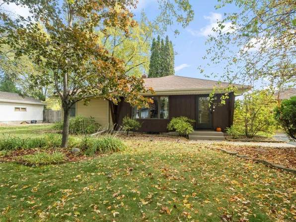 2726 Dellwood St, Roseville, MN 55113