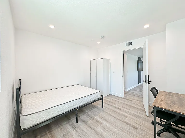 1363 1/2 W 35th St #9 — Photo 20