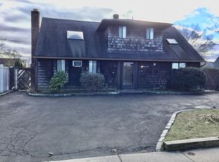49 Heather Ln, Levittown, NY 11756