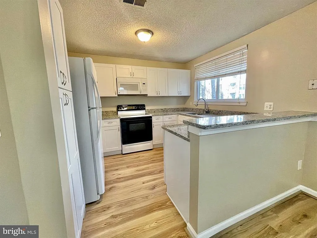 2 bed, 1042 sqft, $2,500 — Photo 3