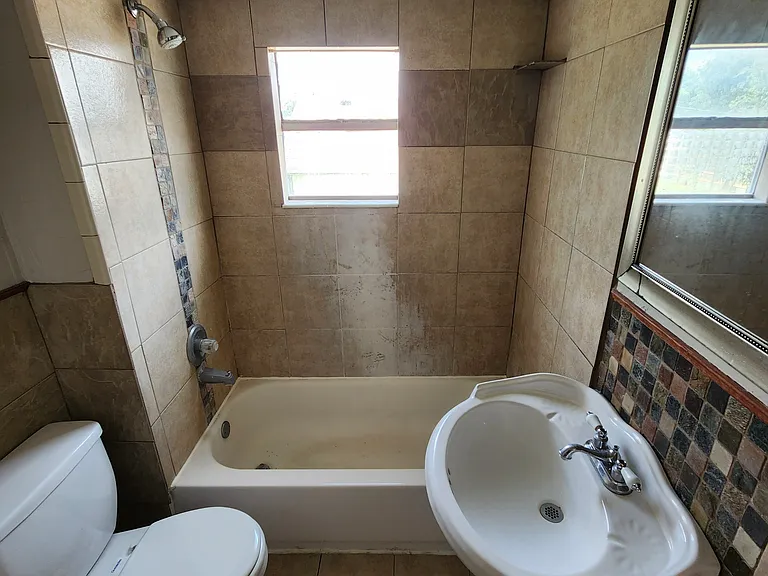 531 1/2 W 9th St #W — Photo 6