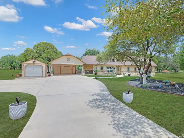 221 County Road 6874, Natalia, TX 78059