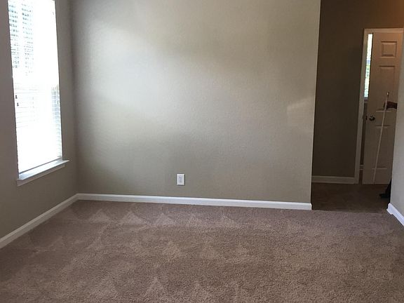 3rd image of 1319 Stamford Dr