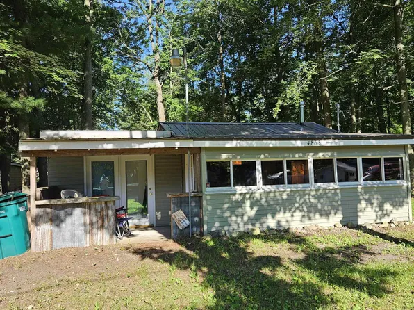 4863 Maplewood St, Harrison, MI 48625