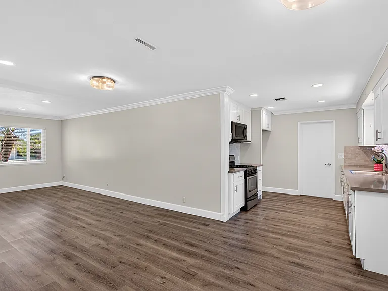 2940 Charles Ave — Photo 5