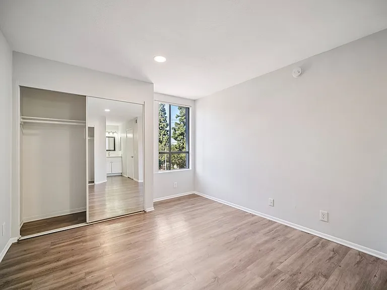 6310 Sylmar Ave — Photo 53