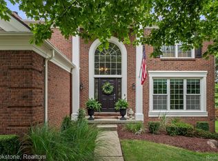 1694 Foresthill Dr, Rochester Hills, MI 48306