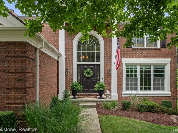 1694 Foresthill Dr, Rochester Hills, MI 48306