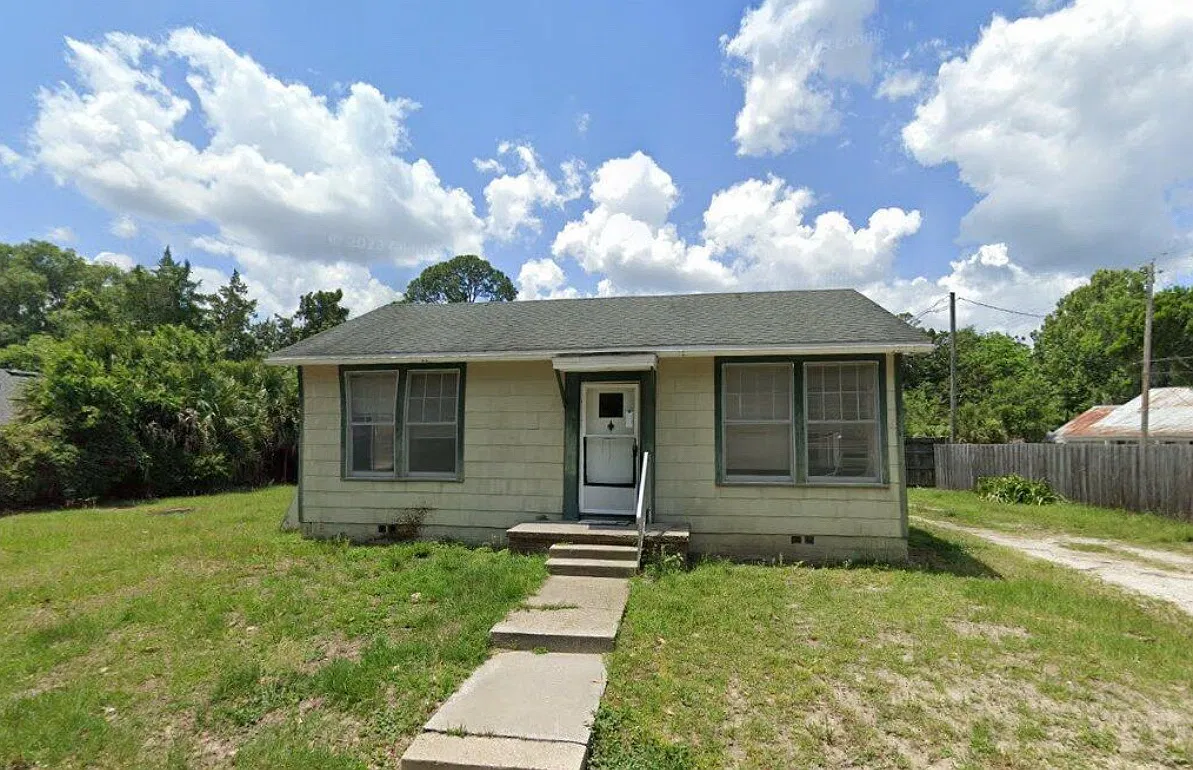 174 NW Irma Ave — Photo 1