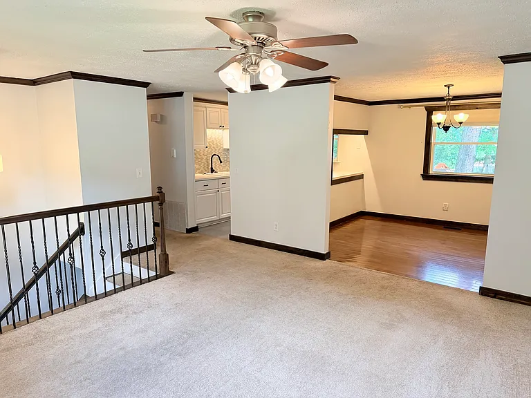 103 Valleyview Dr — Photo 2