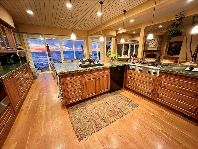 1137 Marine Dr — Photo 15