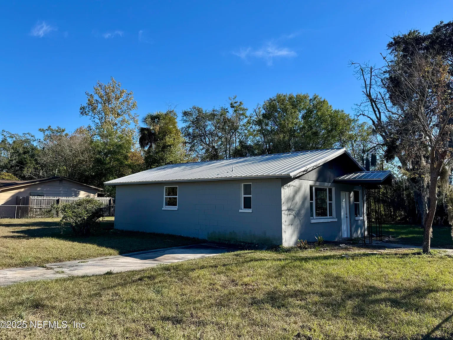 2 bed, 1.5 bath, 832 sqft, $1,300 — Photo 2