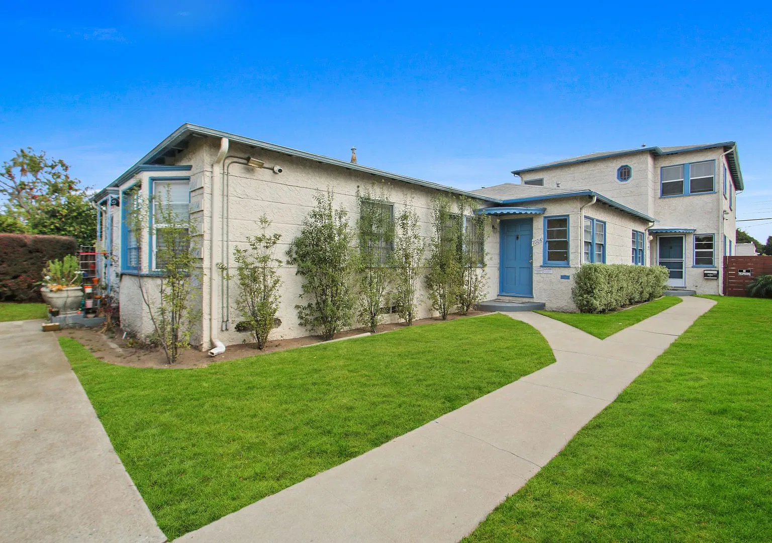 Courtyard building on Ocean Park — Photo 2
