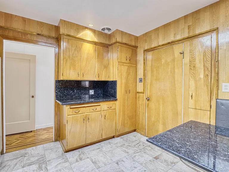 1676 Cayuga Ave — Photo 4